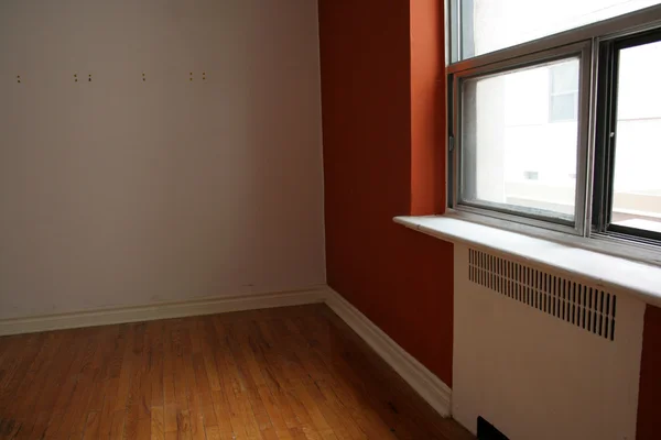 Chambre orange avec fenêtre — Photo