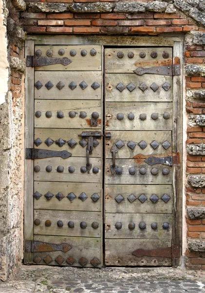 Stare drzwi średniowiecznym — Zdjęcie stockowe