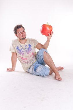 genç adam büyük bir lezzetli elma üzerine beyaz ısırır.