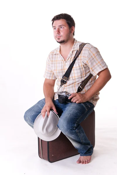 Eski moda 35mm kamera, şapka ve beyaz çanta ile genç adam — Stok fotoğraf
