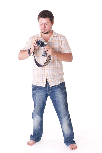 Mladý muž s old módní 35mm fotoaparát, na bílém pozadí — Stock fotografie