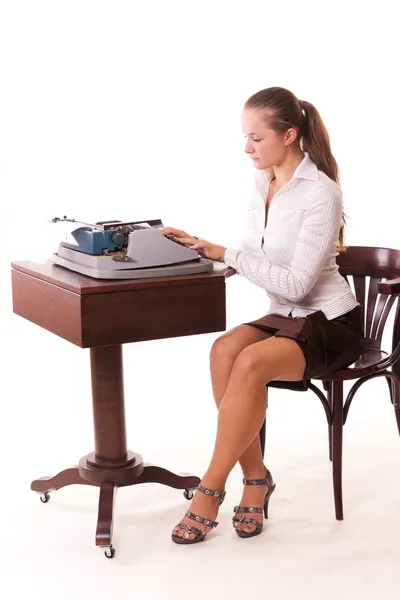 genç kız eski moda daktiloda yazmaya