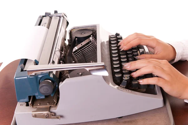 Dedos na máquina de digitação vintage no branco — Fotografia de Stock