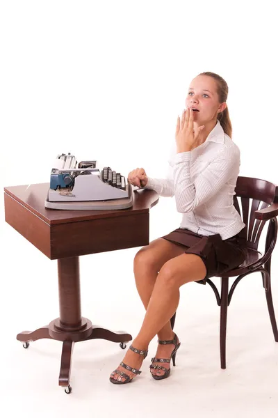 Rapariga com máquina de escrever à moda antiga — Fotografia de Stock
