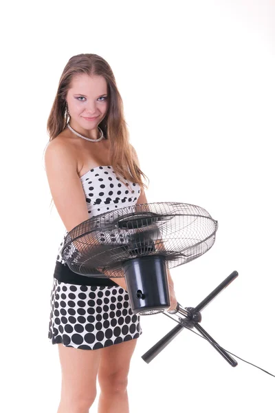 Молода красива жіноча модель позує з робочим вентилятором — стокове фото