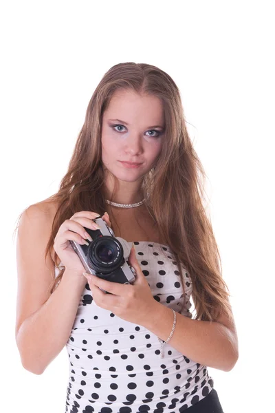 Mladý ženský model v polka dot šaty pózuje s 35mm fotoaparát — Stock fotografie