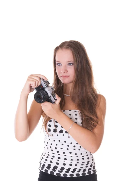 Mladý ženský model v polka dot šaty pózuje s 35mm fotoaparát — Stock fotografie