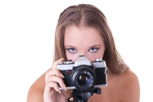 Nuori naisvalokuvaaja 35mm filmikameralla — kuvapankkivalokuva