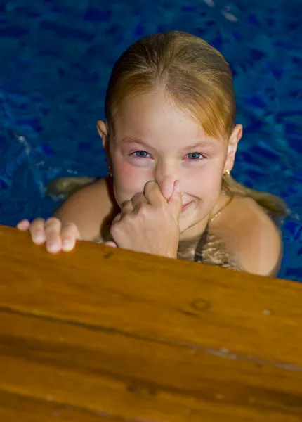 Roztomilý nedospělý v bazénu — Stock fotografie