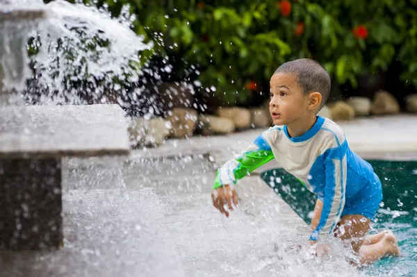 Söt pojke leker med vatten — Stockfoto