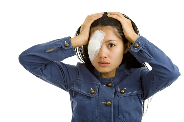 Giovane donna dopo intervento chirurgico agli occhi — Foto Stock