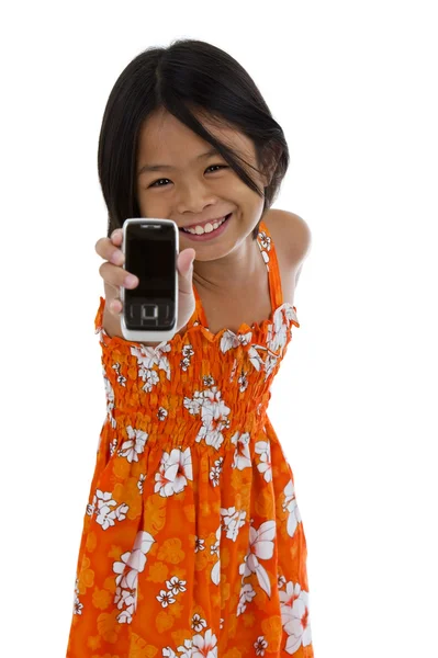 Fille mignonne montrant son téléphone cellulaire — Photo