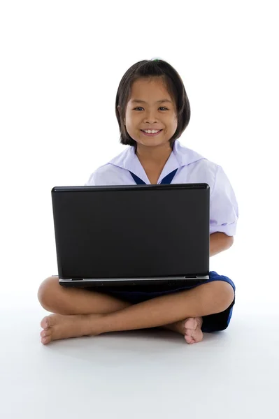 亚洲女学生用的笔记本电脑 — 图库照片
