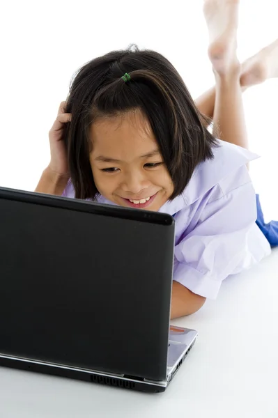 Laptop ve başparmak ile kız öğrenci — Stok fotoğraf