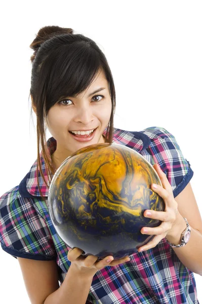Vacker kvinna med bowlingklot — Stockfoto