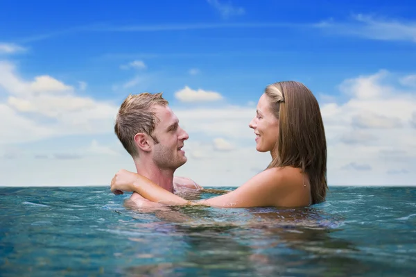 Two love birds in the sea — Stock Photo, Image