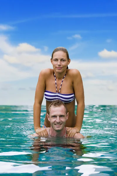 Verspieltes Paar im Wasser — Stockfoto