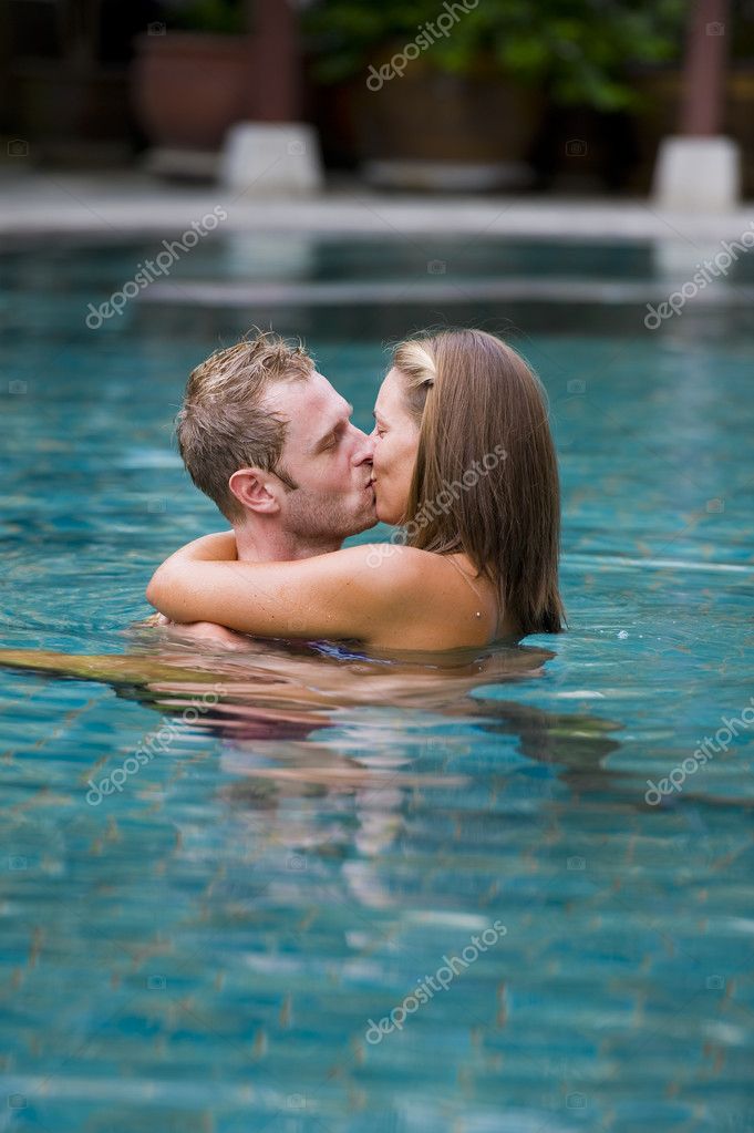 Развратная блондинка резвится в бассейне с парнем