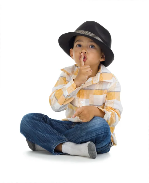 Roztomilý chlapec s prstem na rtech — Stock fotografie