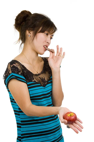 Женщина с шоколадом и яблоком — стоковое фото