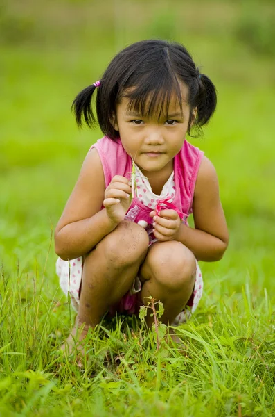 Bonito ásia menina segurando um gafanhoto — Fotografia de Stock