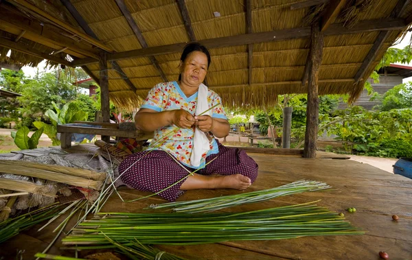 Asian woman making straw mats — Stock Photo, Image