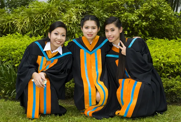 Asiatiska studenter på graduation dagen — Stockfoto