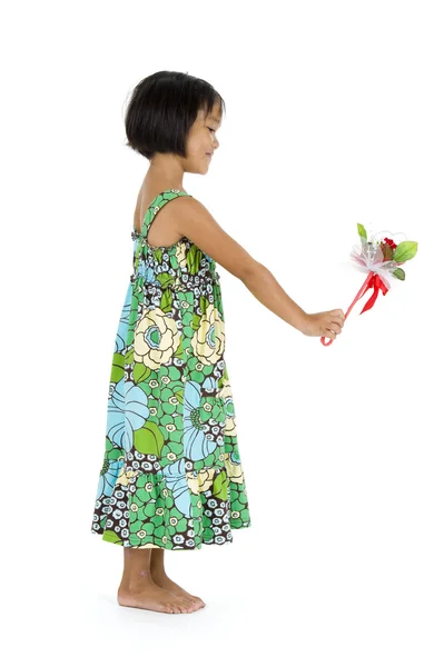Niedliches Mädchen mit Blumengeschenk — Stockfoto