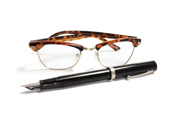 Фонтанная ручка и очки для глаз — стоковое фото