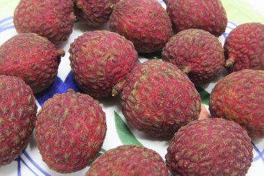 lychees plaka üzerinde