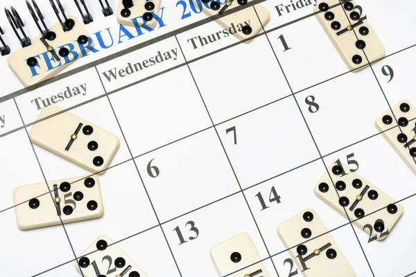 カレンダーとドミノ — ストック写真