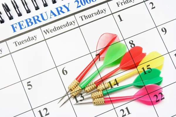 Kalender och dart — Stockfoto
