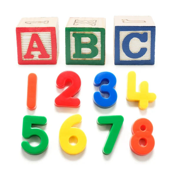 Plastikzahlen und Buchstabenblöcke — Stockfoto