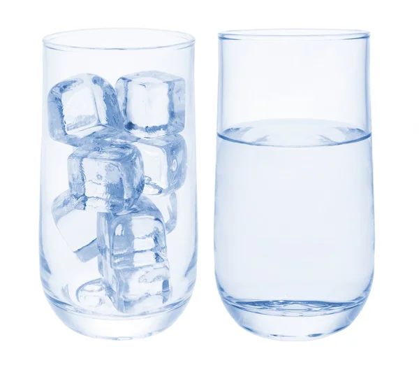 Water en ijsblokjes — Stockfoto
