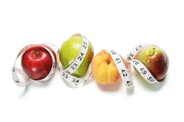 Fita métrica em torno de frutas — Fotografia de Stock