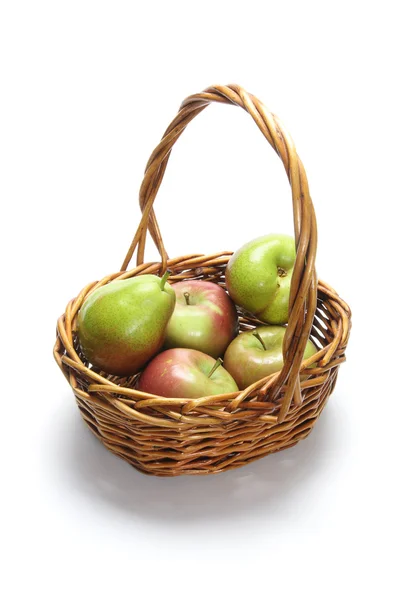 Manzanas y peras en cesta —  Fotos de Stock