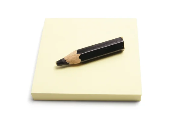 Schwarzer Bleistift auf dem Notizblock — Stockfoto