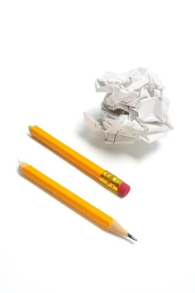 Сломанный карандаш и бумажный шар — стоковое фото