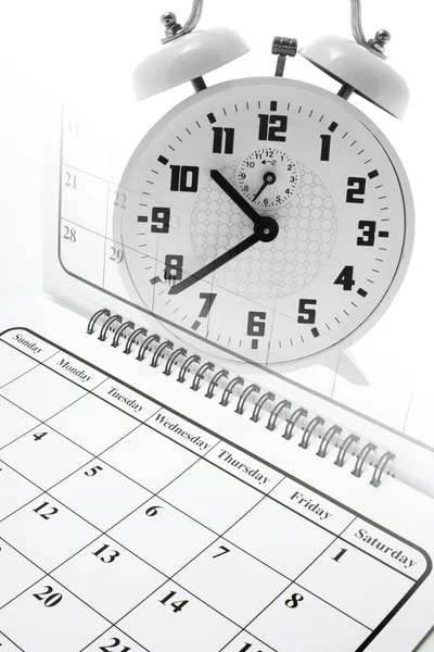 Календарь и будильник — стоковое фото