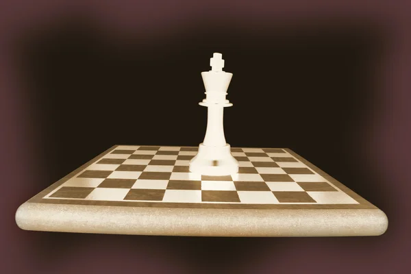 Král šachová figurka na šachovnici — Stock fotografie