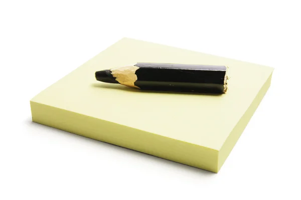 Μαύρο μολύβι σε post μπλόκ σημειώσεων — Φωτογραφία Αρχείου