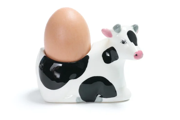 Ovo castanho em copo de ovo de vaca — Fotografia de Stock