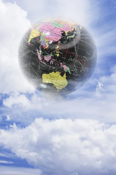 Globus mit Wolken am Himmel — Stockfoto