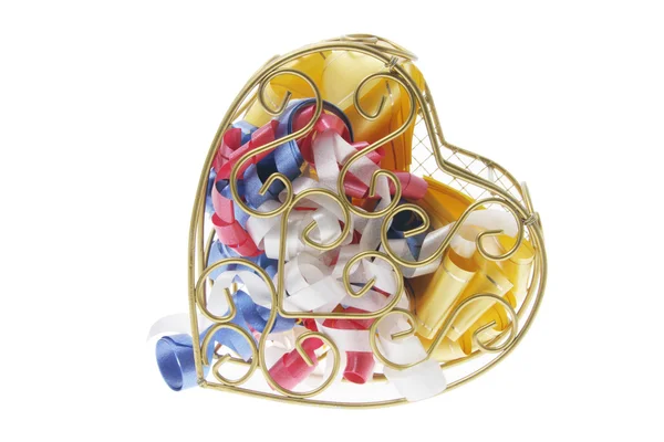 A szív alakú fém doboz ajándék szalagok — Stock Fotó