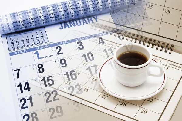 Calendário e xícara de chá — Fotografia de Stock
