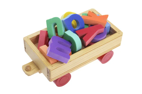Алфавиты на деревянной корзине для игрушек — стоковое фото