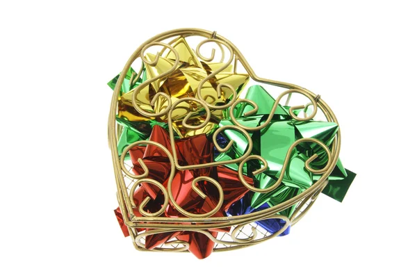 Geschenkbögen in herzförmiger Metallbox — Stockfoto