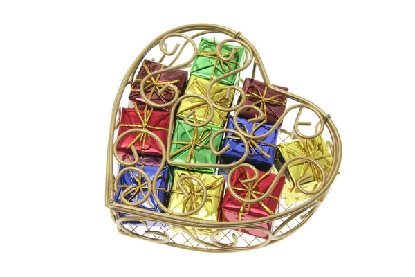 Paquetes de regalo en caja de metal en forma de corazón —  Fotos de Stock