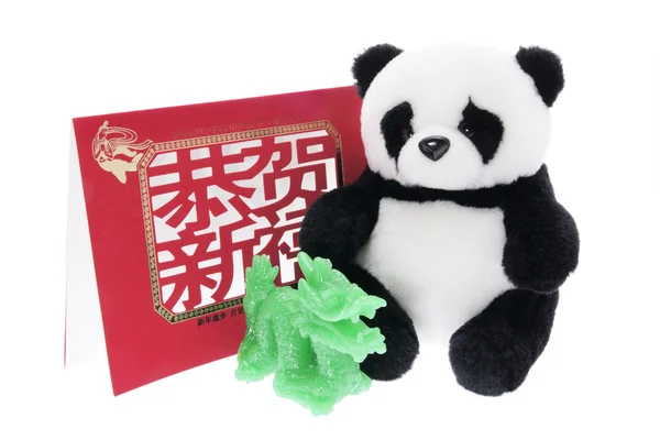 Panda giocattolo con biglietto di auguri e drago di giada — Foto Stock