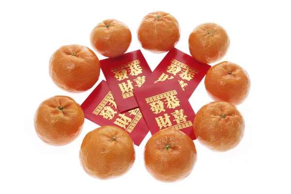 Rote Päckchen und Mandarinen — Stockfoto